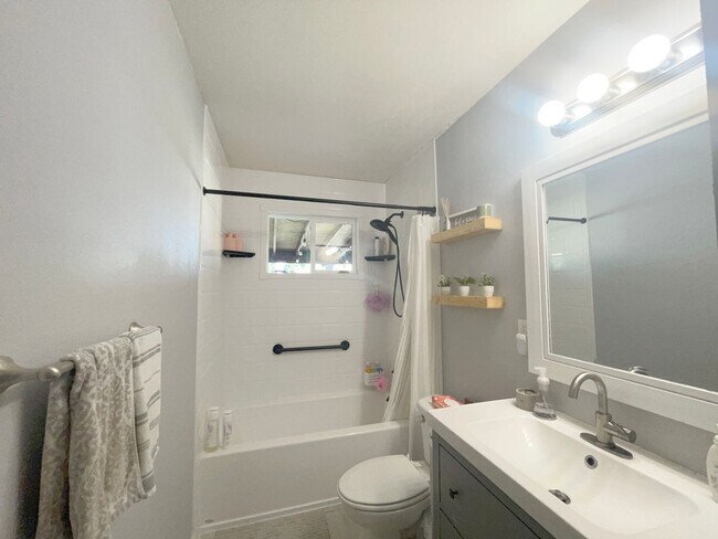 Building Photo - IMPROVED PRICE!!!!!!  Gorgeous 3 bedroom r...