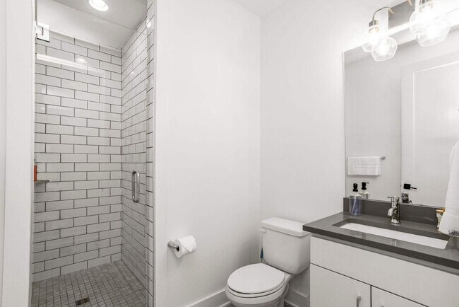 Building Photo - 776 E Argyle Ave