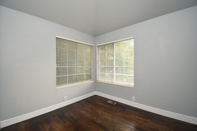 Building Photo - Quiet 2 Bed Millcreek Condo with Beautiful Mountain Views!