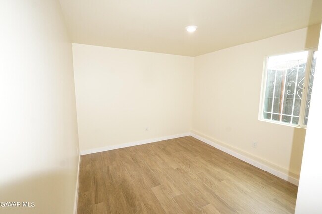 Building Photo - 448 W 41st Pl