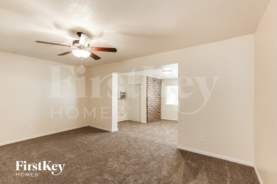 Building Photo - 3012 S Evergreen Rd