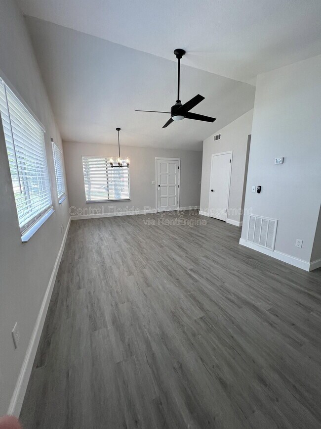 Building Photo - 914 Robinhood Ct