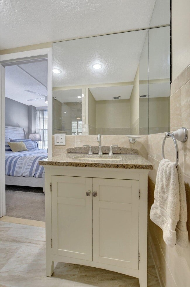 Building Photo - 14 Royal Palm Way