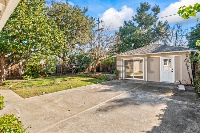 Building Photo - 319 Iris Way