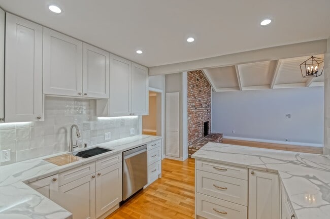 Building Photo - NEWLY REMODELED, BRIGHT & AIRY HOLLYGLEN HOME W/ REAR YARD/PATIO, 2 LIVING AREAS & BRAND NEW KITC...