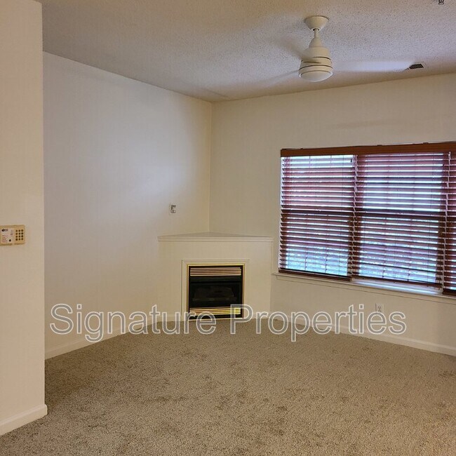Building Photo - 830 Brassie Ln