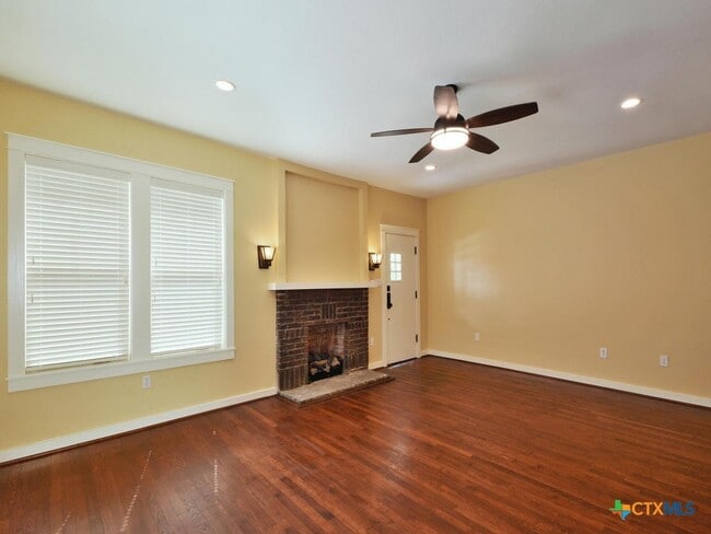 Building Photo - 112 S Cypress Ave