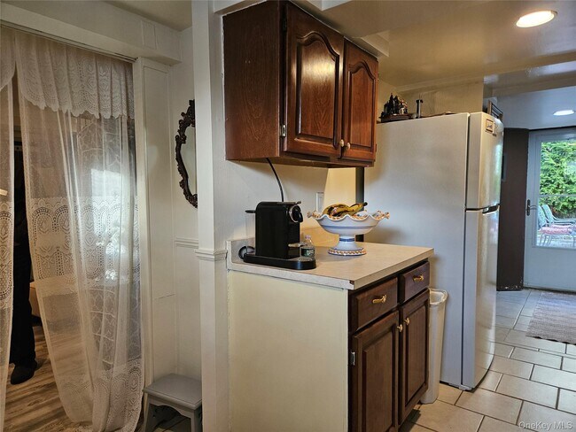 Building Photo - 156 Beechwood Ave