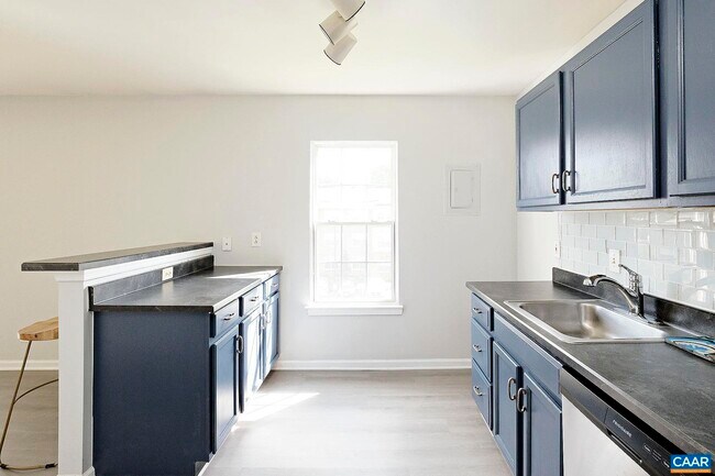 Building Photo - 1217 Villa Ln