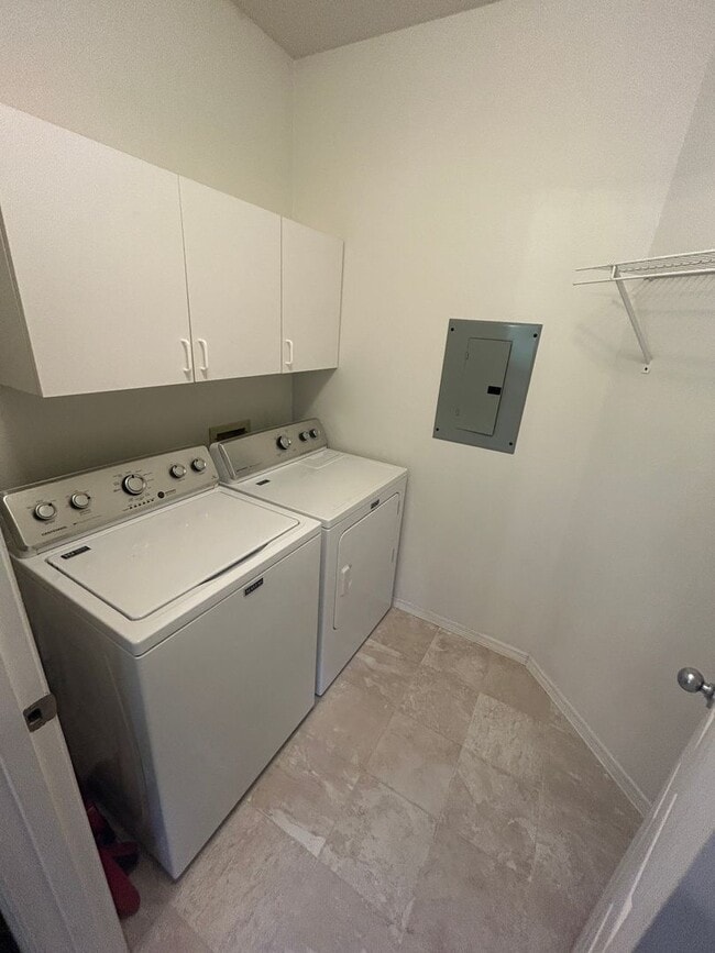 Building Photo - 3 Bed, 2 bath 3rd floor Condo w/garage in ...