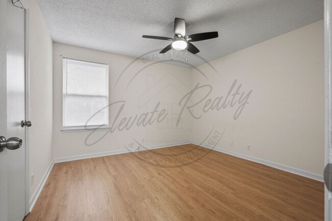 Building Photo - Beautifully updated 2-bedroom, 1-bath first-floor duplex in the heart of Hermitage!