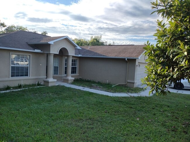 Building Photo - 3 Bedroom 2 Bath House 2 car garage with Large screened in porch! Tenant occupied till March 31st