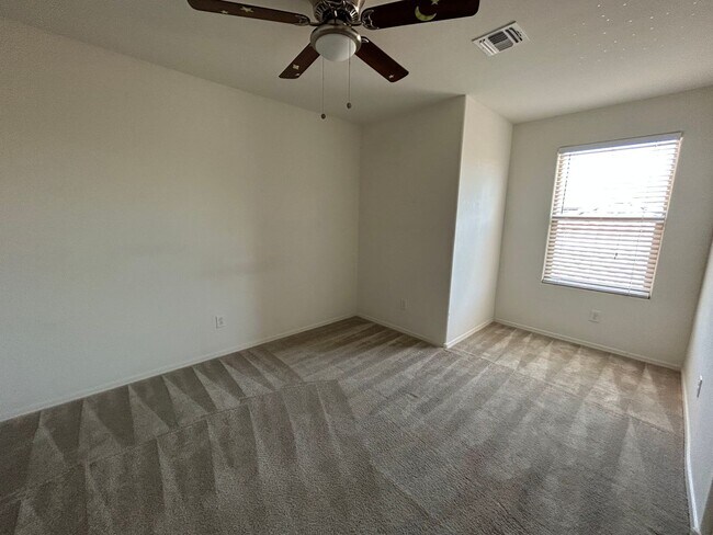 Building Photo - 4046 E Ranch Rd