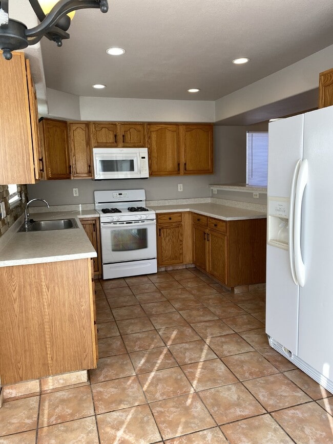 Building Photo - 4 bedroom - Montero
