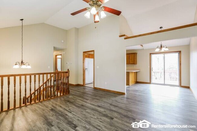 Building Photo - 3 Bed 2.5 Bath In Raymore!  Available 7/1!