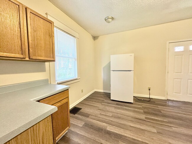 Building Photo - Spacious 3 Bedroom Duplex Convenient to Do...