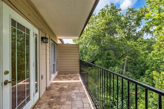 Building Photo - 1800 Stoney Brook Dr