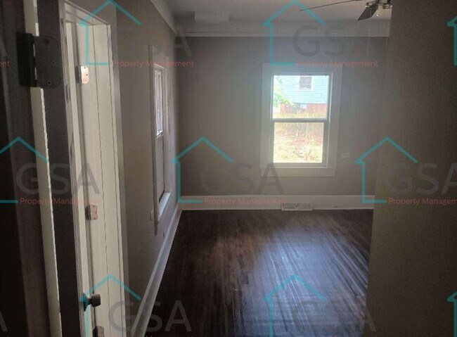 Building Photo - 4 Bedroom 2 Bath House!!