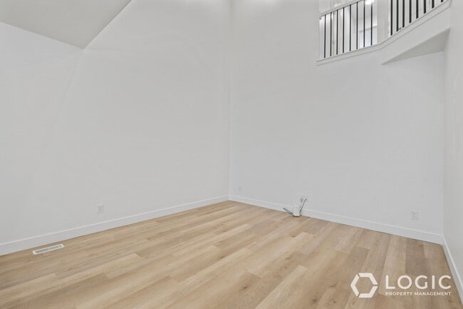 Building Photo - Beautiful Townhome in Wonderful Location!