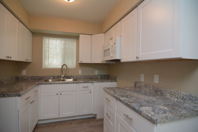 Building Photo - 2 Bedroom 1 Bath Apartment! Close to the U...