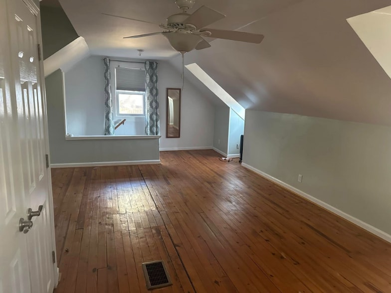 Building Photo - 1004 School St