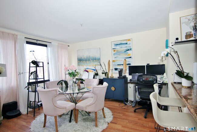 Building Photo - 300 Broad St