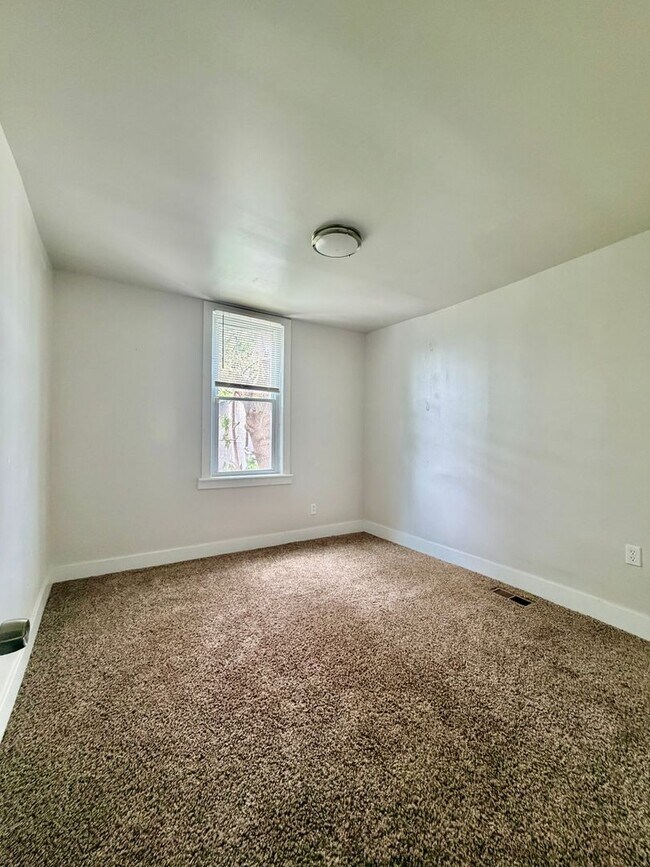 Building Photo - Spacious 3-Bedroom Home with Central A/C, In-Unit Laundry & Pet-Friendly Living