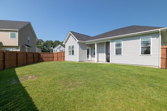 Building Photo - 3 Bedroom 2 Bathroom Home