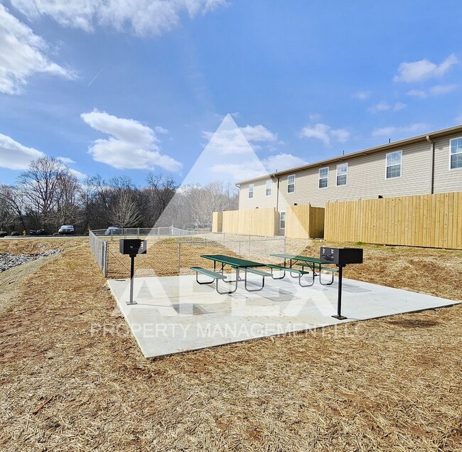 Building Photo - AVALON TOWNHOMES – LIKE NEW - 2 Bd/2.5 Ba Townhome off Topside Road with convenient access to Mar...