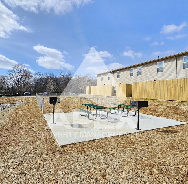 Building Photo - MOVE-IN SPECIAL,NO RENT TIL APRIL 1ST! - AVALON APARTMENT HOMES---NICE 3BD - 1BA Apartment off To...