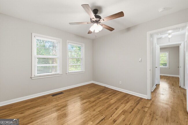 Building Photo - 1003 Valley Dr