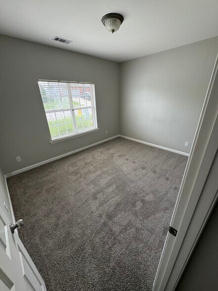Building Photo - 140 Charlton Ln