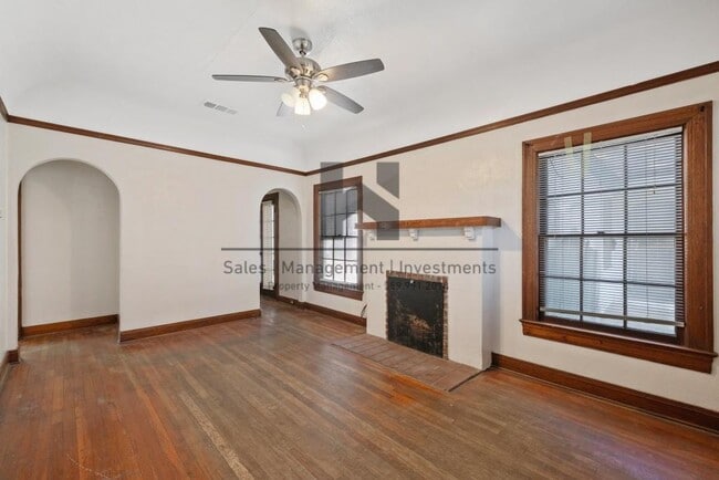 Building Photo - 232 E San Joaquin Ave