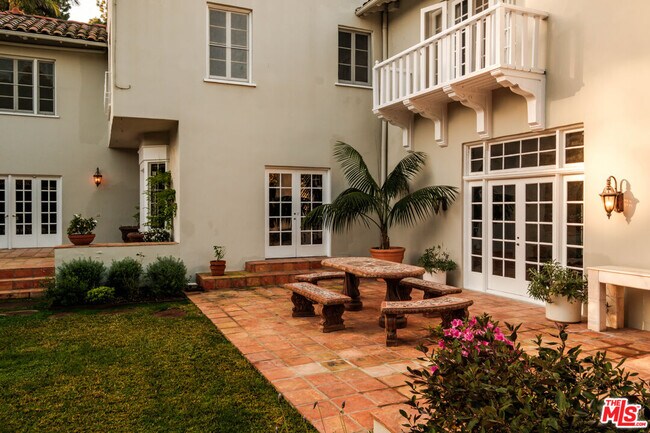 Building Photo - 1004 N Beverly Dr