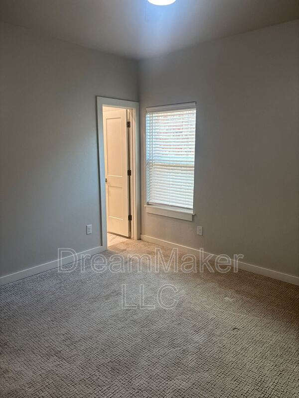 Building Photo - 1002 Riva Pkwy