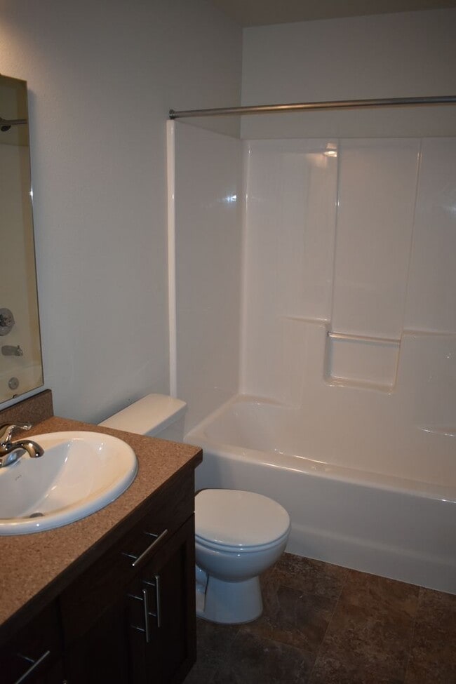 Building Photo - 3 Bed 3 Bath Twinhome Available!