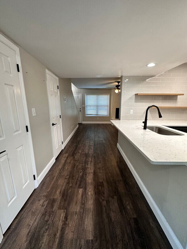 Building Photo - 2335 Brookview Ct