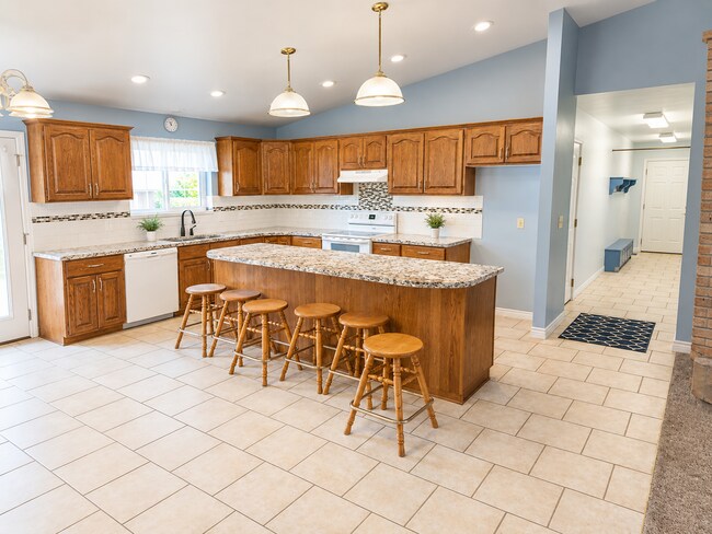 Building Photo - Lovely 6 bedroom home located on a quiet cul-de-sac