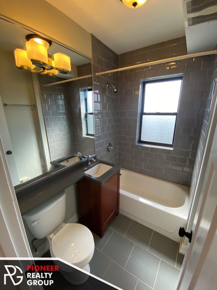 Building Photo - 556 W Arlington Pl