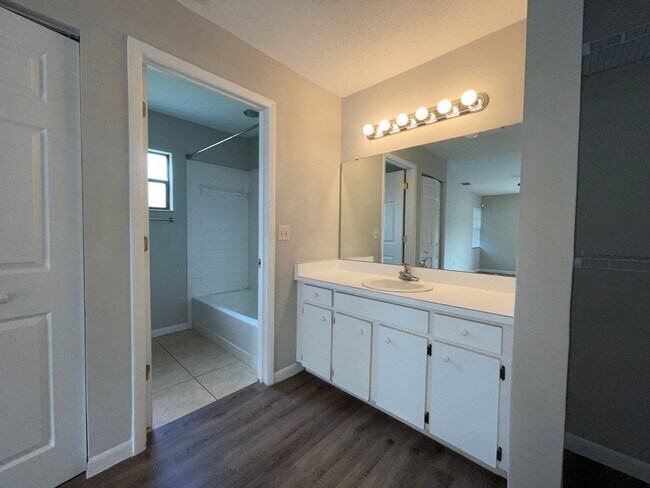 Building Photo - Beautiful 2 Bedroom 2 Bathroom Unit in Wil...