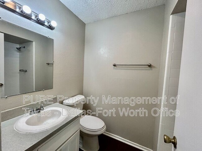 Building Photo - 3505 Biscay Dr