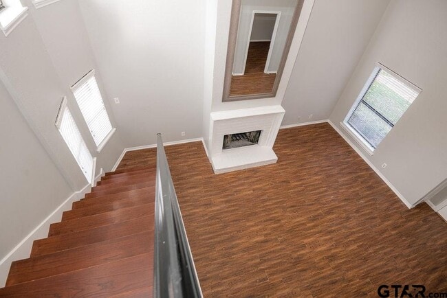 Building Photo - 5917 Hollytree Dr