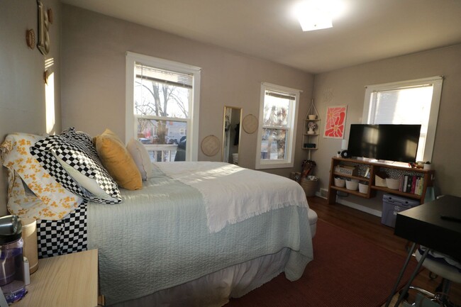 Building Photo - 626 Bertrand St