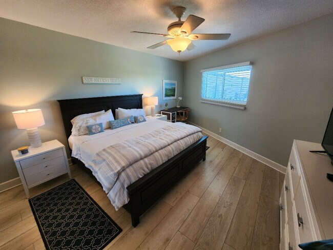 Building Photo - Beautiful Fully Furnished Marker 33 Condo on the water