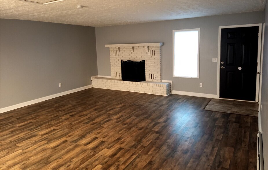 Building Photo - 303 Fleetwood Dr