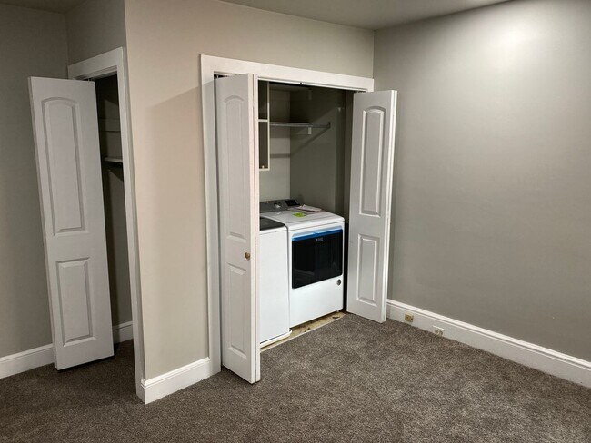 Building Photo - 612 E Chestnut St