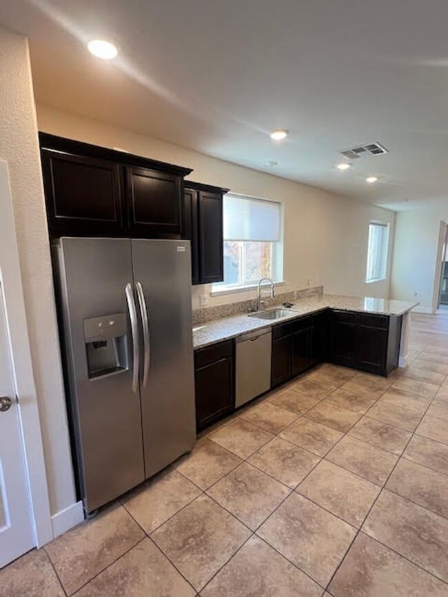 Building Photo - Freshly Painted Larger End Unit Condo for Rent!