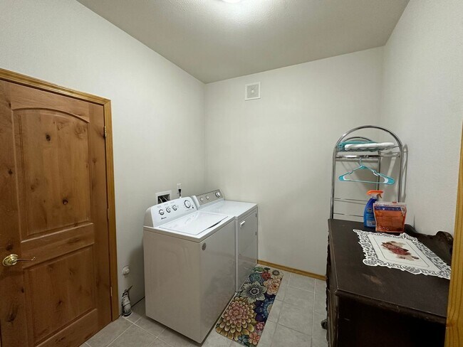 Building Photo - Fully Furnished Home in Chelan!  Reduced P...