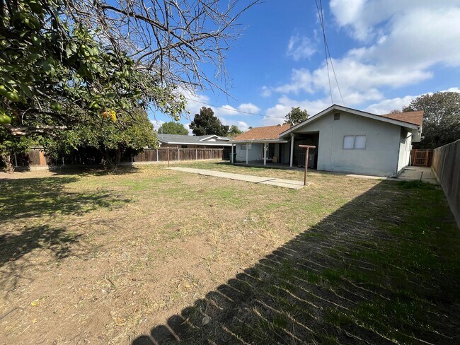 Building Photo - Wonderful Porterville House, Available Now!