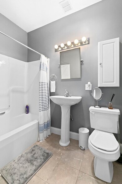 Building Photo - 661 Bennington St